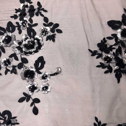 TUL BORDADO CON FLORES BICOLOR LENTEJUELA